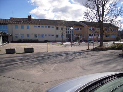 Bildungshaus Zunsweier mit Pausenhof