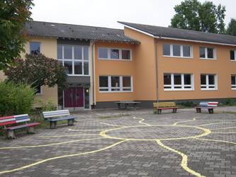 Schule mit Pausenhof